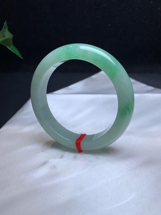 612634，56.5 飘绿手镯，有种有色，底子润润，油油的，一大截飘绿 商品图3