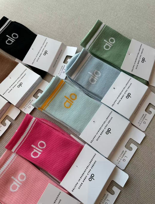 原单正品alo瑜伽袜 共14各色，随意选择！！！！每个都是单独包装！可以和lulu媲美的袜子
面料轻薄透气，一年四季都能驾驭，不分年纪不分搭配颜色轻松拿捏！35~43码都能穿~
特价💰69四双包邮 商品图11
