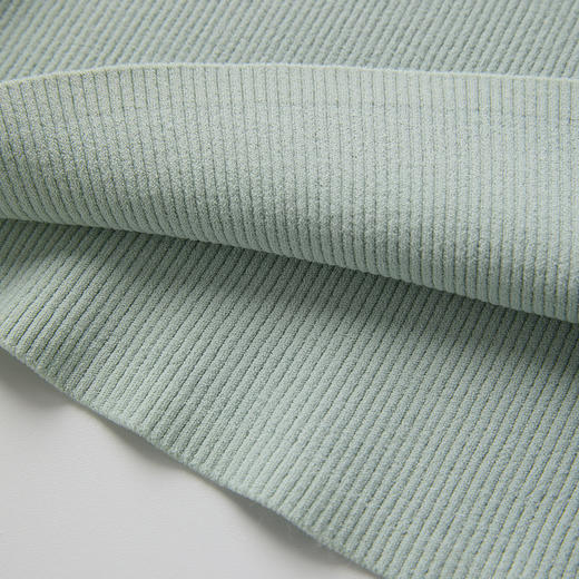 ROMI STUDIO“随手穿”系列法式圆领修身细坑条灰绿色吊带背心M3714 商品图5