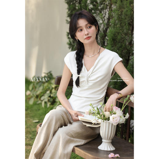 鹿向南「烟络织悸」白色V领设计感别致短袖上衣女夏新款高级感T恤L55056 商品图3