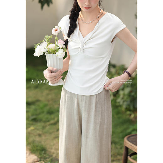 鹿向南「烟络织悸」白色V领设计感别致短袖上衣女夏新款高级感T恤L55056 商品图4