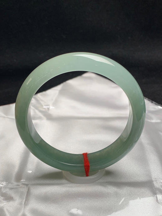 612638，57.3圈口，冰油青正圈平安镯，半山半水色，淡雅湖水绿，冰透有光感 商品图3