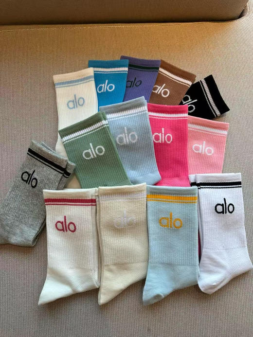 原单正品alo瑜伽袜 共14各色，随意选择！！！！每个都是单独包装！可以和lulu媲美的袜子
面料轻薄透气，一年四季都能驾驭，不分年纪不分搭配颜色轻松拿捏！35~43码都能穿~
特价💰69四双包邮 商品图12