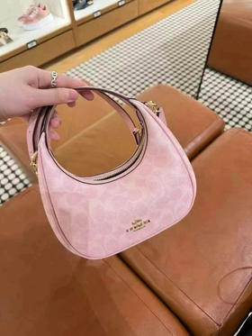 ¥1599🌸🌸久违的心动｜Coach小号 Carmen 半月包，粉粉嫩嫩的颜色超好看，可以斜挎