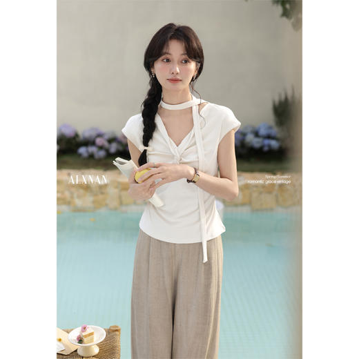 鹿向南「烟络织悸」白色V领设计感别致短袖上衣女夏新款高级感T恤L55056 商品图2