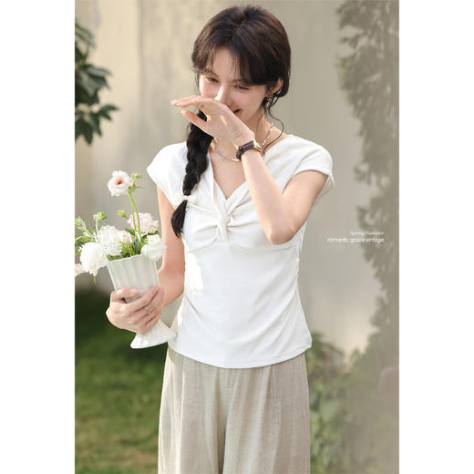 鹿向南「烟络织悸」白色V领设计感别致短袖上衣女夏新款高级感T恤L55056 商品图1