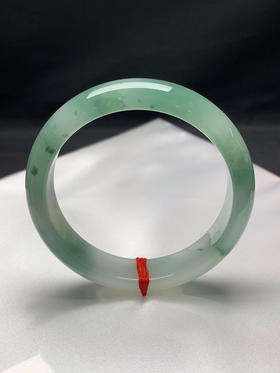 612636，57.6圈口，冰飘绿正圈平安镯，底子冰胶有光感，飘晴绿花色，颜色清爽淡雅