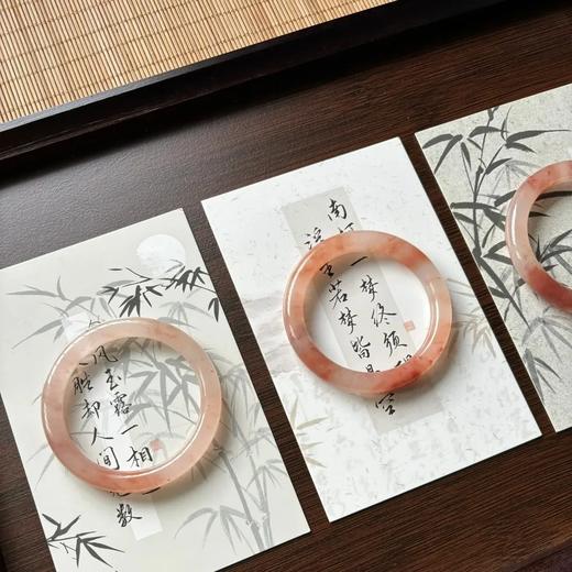 金丝玉桃花酿美人镯 ｜桃花灼灼斗春芳，一见如镯满目光【3-7天左右发货】 商品图4