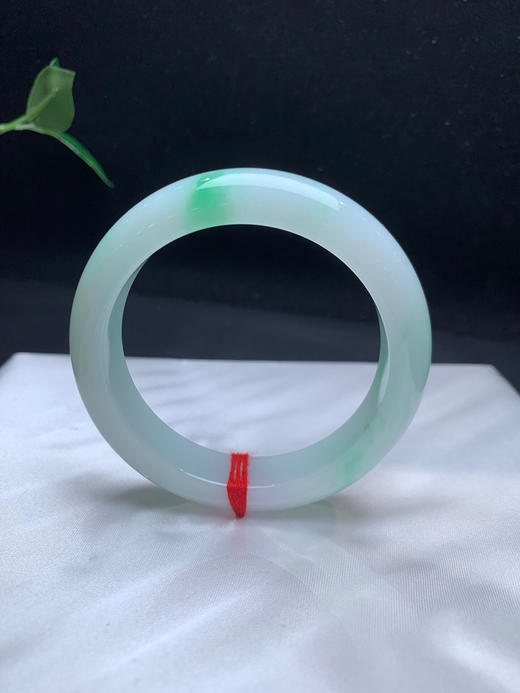 612630，57.5飘绿手镯，底子细腻。飘清新绿花。 商品图1