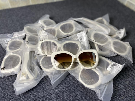 原单正品 CELINE 赛琳 TRIOMPHE 凯旋门女款墨镜

原价1999。全出口订单，外贸大货所以没有包装。 商品图3