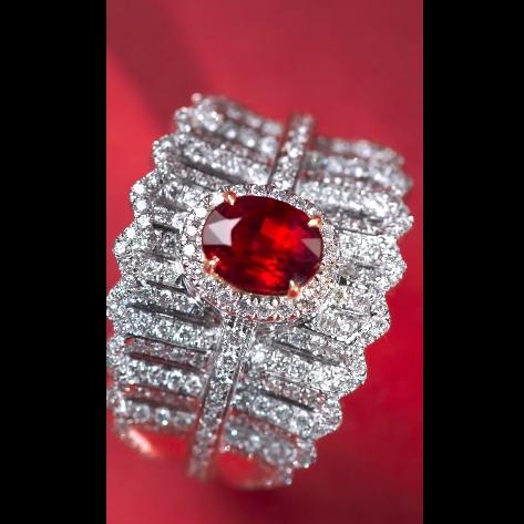 【无烧红宝石戒指】钻石世家 18K金红宝石镶钻戒指 高级设计珠宝系列 让人一见倾心的红宝石 演绎女性的高贵柔情 也寓意着浪漫炙热的美好感情 商品图1