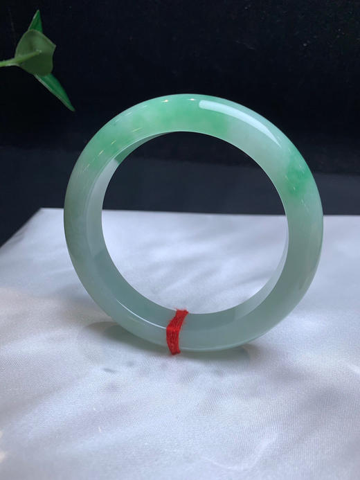 612634，56.5 飘绿手镯，有种有色，底子润润，油油的，一大截飘绿 商品图1