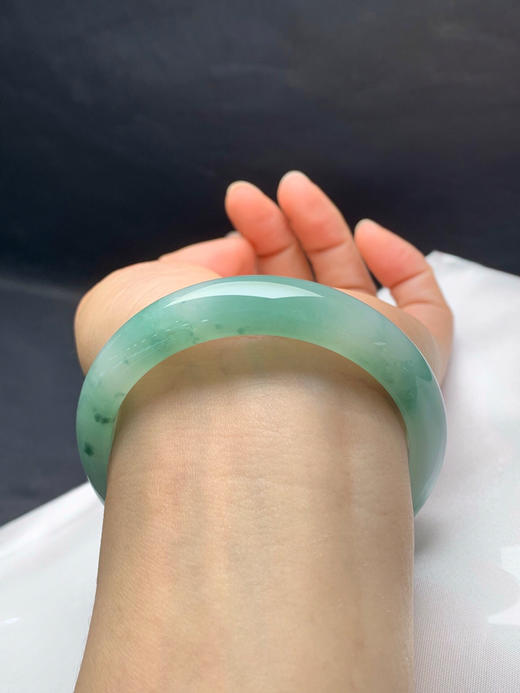 612636，57.6圈口，冰飘绿正圈平安镯，底子冰胶有光感，飘晴绿花色，颜色清爽淡雅 商品图4