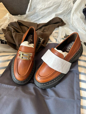 在途国现Hogan女士乐福鞋棕色35码特价1650元。自重很轻。码正