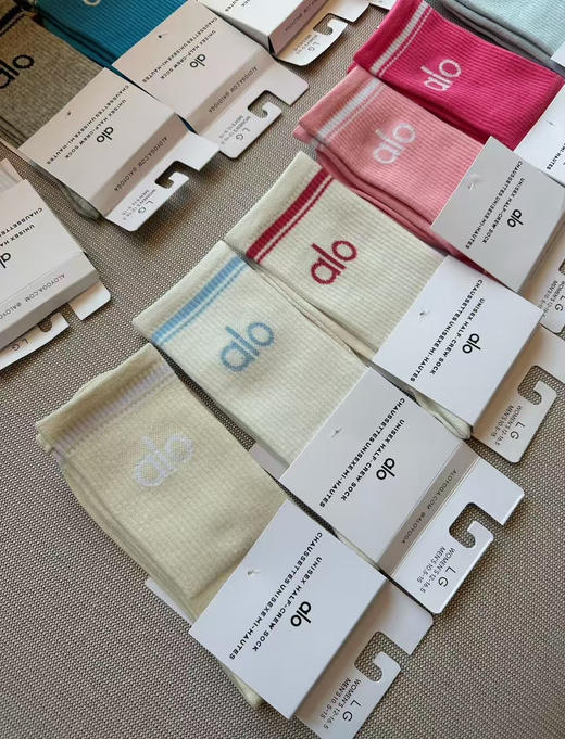 原单正品alo瑜伽袜 共14各色，随意选择！！！！每个都是单独包装！可以和lulu媲美的袜子
面料轻薄透气，一年四季都能驾驭，不分年纪不分搭配颜色轻松拿捏！35~43码都能穿~
特价💰69四双包邮 商品图9