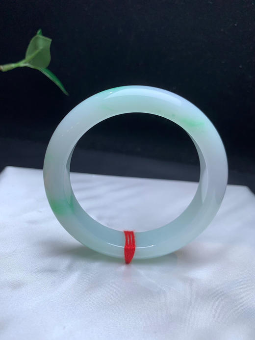 612630，57.5飘绿手镯，底子细腻。飘清新绿花。 商品图2