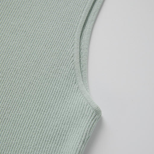 ROMI STUDIO“随手穿”系列法式圆领修身细坑条灰绿色吊带背心M3714 商品图4