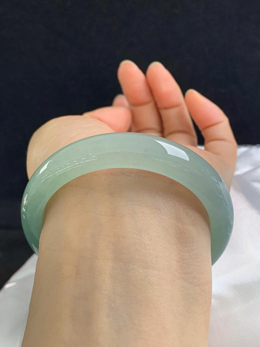 612638，57.3圈口，冰油青正圈平安镯，半山半水色，淡雅湖水绿，冰透有光感 商品图5