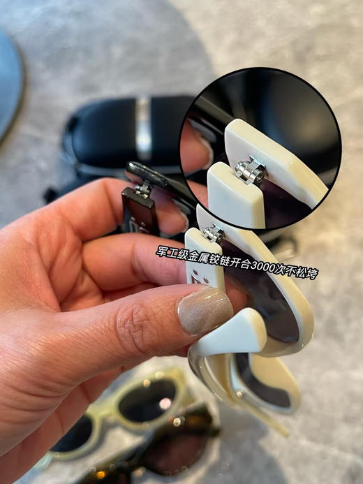 外贸订单GM 同款猫眼太阳镜。先说重量：「29.7g空气感」比手机还轻的重量！！！佩戴一整天也不会有不适感
但是它的质地感是真的“沉甸甸”一眼贵～
四个色 商品图10