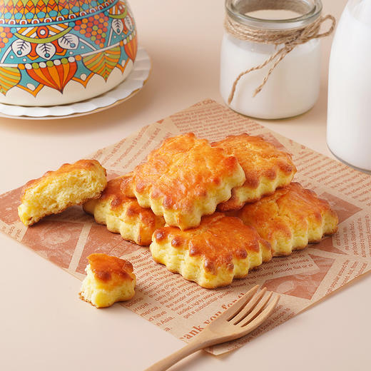 【美味零食丨新疆奶皮子饼】精选草原优质奶皮子，搭配黄油与鲜鸡蛋和面，不加一滴水，经匠心烘焙，口感香醇浓郁，层层酥脆里藏着绵密奶香，咬下去唇齿留香，好吃不粘牙，一口就能唤醒沉睡的味蕾 商品图1