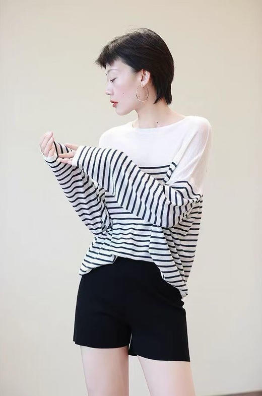 【有货 拍下改价】  MO家 春夏黑白条纹落肩肌理感轻柔 微透圆领百搭防晒针织衫长袖 商品图10