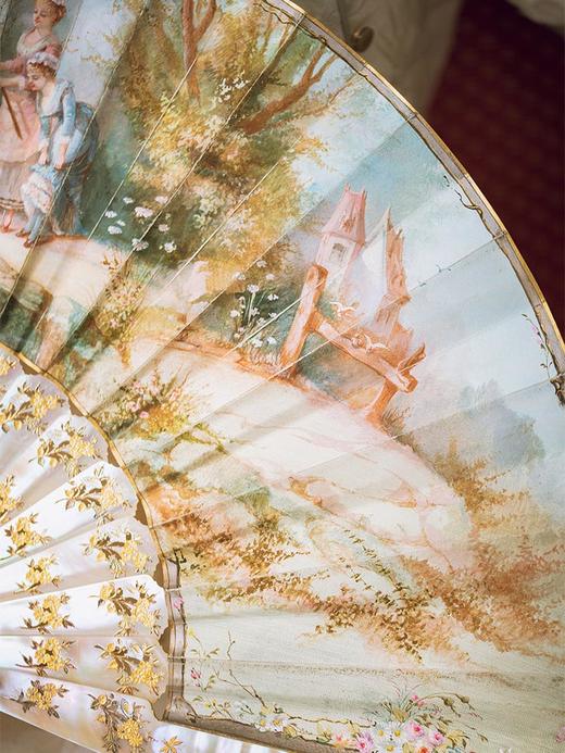 【已售】独角鹿西洋古董 1890年代法国Duvelleroy工坊签名创作描金母贝镂雕扇骨装饰钓鱼时光主题手绘扇面双面折扇 商品图4