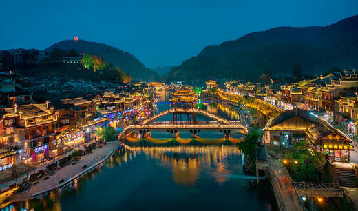 <湖南张家界+凤凰古城5天精致小团（2-10人）>张家界森林公园/黄石寨/天子山（空中田园）/袁家界/百龙电梯/十里画廊/金鞭溪/魅力湘西/天门山/凤凰古城(沱江泛舟、沈从文故居、万寿宫） 商品图2