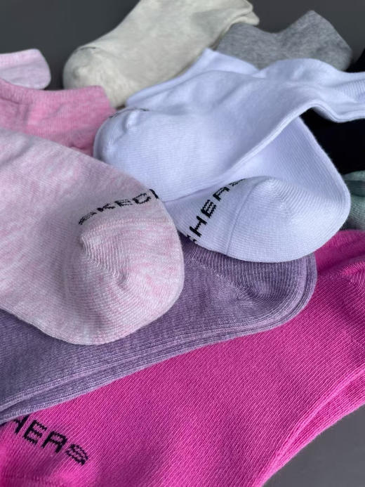 外贸尾货，正品斯凯奇女款无骨船袜 裸袜10双 颜色随机配发！   这价格买回去随便穿！ 
尺码：均码 （35～42码均可） 商品图1