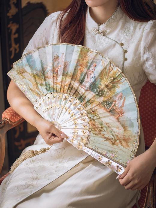 【已售】独角鹿西洋古董 1890年代法国Duvelleroy工坊签名创作描金母贝镂雕扇骨装饰钓鱼时光主题手绘扇面双面折扇 商品图0