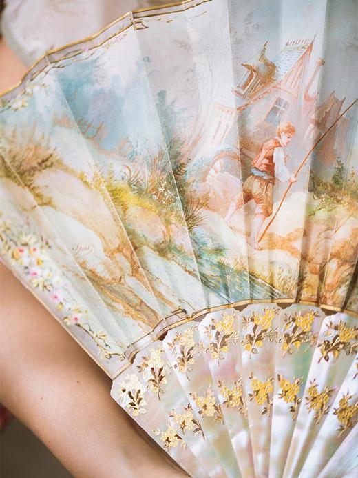 【已售】独角鹿西洋古董 1890年代法国Duvelleroy工坊签名创作描金母贝镂雕扇骨装饰钓鱼时光主题手绘扇面双面折扇 商品图3