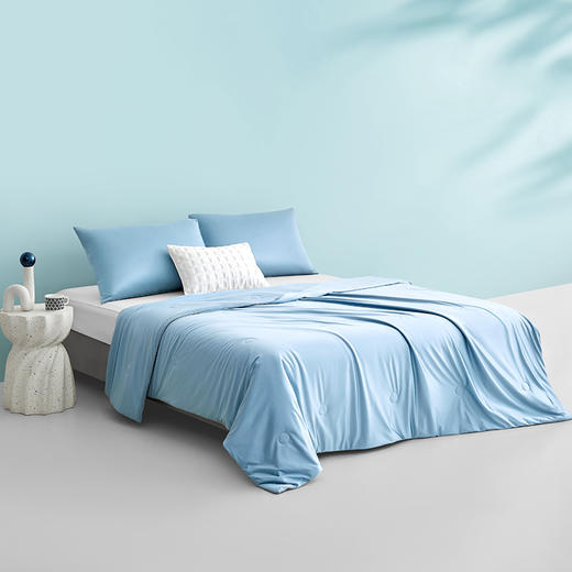 多喜爱 冰感柔光缎夏薄被芯/空调被 深蓝迷境/粉霞绮梦/流金时光/静谧雅意【柔】【滑】【润】【礼盒包装】 冰肌被 冰感柔光缎夏薄被 一触即凉 贴肤透气 吸湿速干 进口醋酯纤维 商品图4