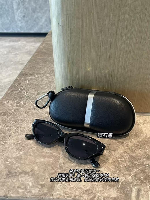 外贸订单GM 同款猫眼太阳镜。先说重量：「29.7g空气感」比手机还轻的重量！！！佩戴一整天也不会有不适感
但是它的质地感是真的“沉甸甸”一眼贵～
四个色 商品图4