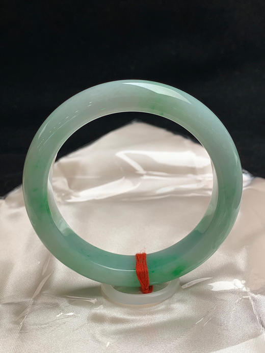 612643，56圈口，细糯飘绿正圈平安镯，满绿底色飘阳绿色花，细腻有水 商品图3