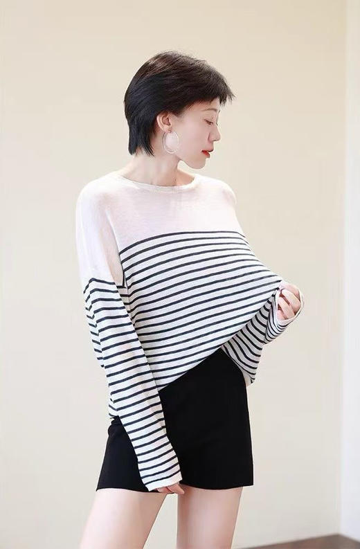 【有货 拍下改价】  MO家 春夏黑白条纹落肩肌理感轻柔 微透圆领百搭防晒针织衫长袖 商品图12