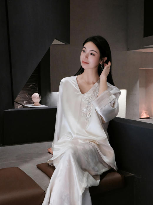 盛唐牡丹 | 法式串珠丝毛V领上衣-白色 商品图1