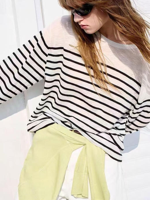 【有货 拍下改价】  MO家 春夏黑白条纹落肩肌理感轻柔 微透圆领百搭防晒针织衫长袖 商品图0