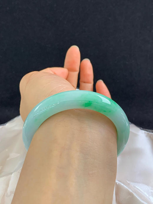 612643，56圈口，细糯飘绿正圈平安镯，满绿底色飘阳绿色花，细腻有水 商品图5