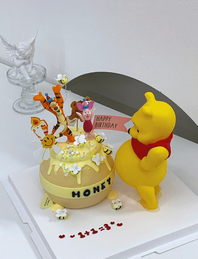 维尼熊孕妇女孩生日蛋糕