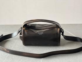 普拉达25秀款旧油蜡皮饭盒包（MM）