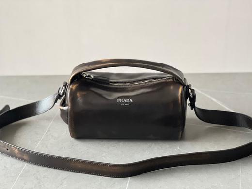 普拉达25秀款旧油蜡皮饭盒包（MM） 商品图0