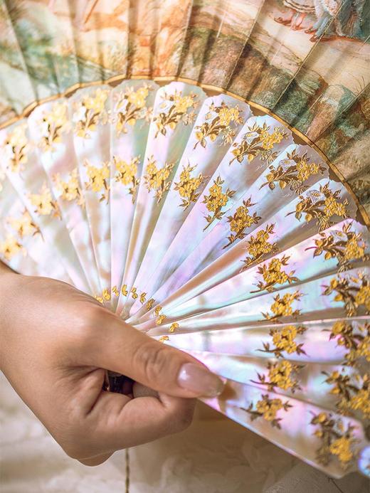 【已售】独角鹿西洋古董 1890年代法国Duvelleroy工坊签名创作描金母贝镂雕扇骨装饰钓鱼时光主题手绘扇面双面折扇 商品图5