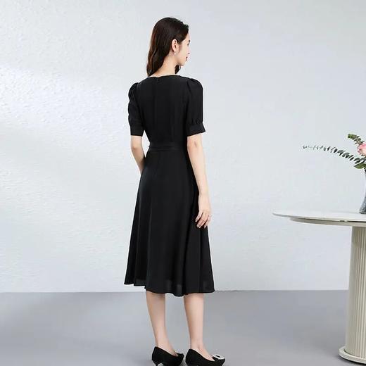 【高货kbnq】全新升级【铂金会员441/天猫599/差价158】(20840) 洛诗琳纯色新款圆领钉珠系带收腰黑色质感桑蚕丝A字裙 商品图3