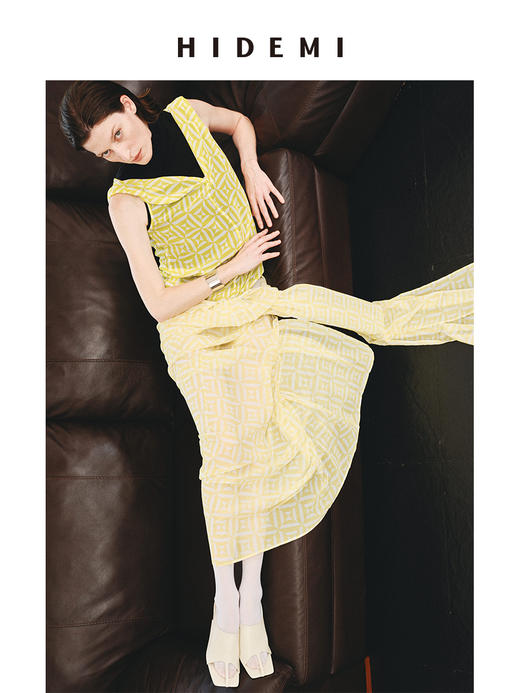HIDEMI经典几何印花系列清透磨砂缎感内衬吊带两件式丝巾设计感v领显瘦背心半裙套装 背心/半裙 商品图4