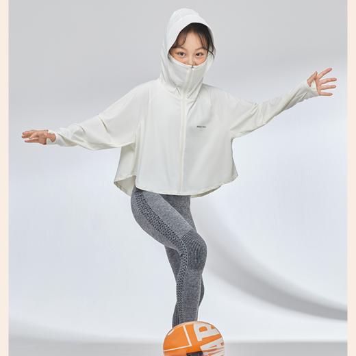 【防晒好物丨MOLYVIVI儿童盈感防晒衣】面料轻薄散热不闷汗，不仅防晒还凉快，款式时尚简约又百搭，版型设计很贴心头、面、劲一体防晒，就连手背也可以遮到，快给宝宝们准备一件吧！多色可选噢 商品图6