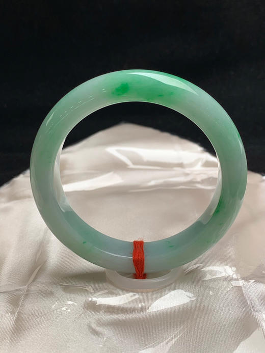 612643，56圈口，细糯飘绿正圈平安镯，满绿底色飘阳绿色花，细腻有水 商品图0