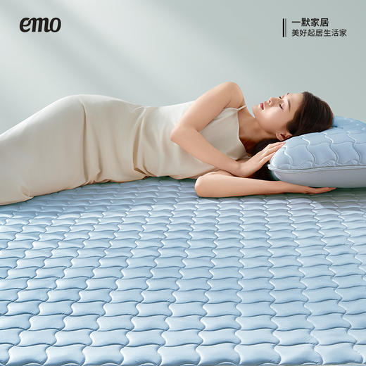 一默 珠光柔润凉席 琥珀金/深邃蓝 柔润珠光凉感面料 纳米精工处理，三层降温结构，快速蒸发热气，带来清凉水润的睡眠体验 商品图1