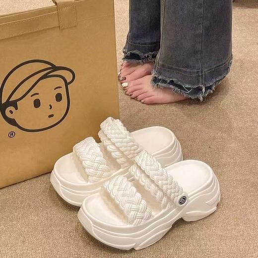【软呼呼❗️厚底踩屎感凉拖鞋】一鞋两穿，更轻更软，清爽速干，无惧闷热束缚！拖鞋女夏时尚仙女风新款外穿松糕夏季增高凉鞋沙滩鞋 商品图1