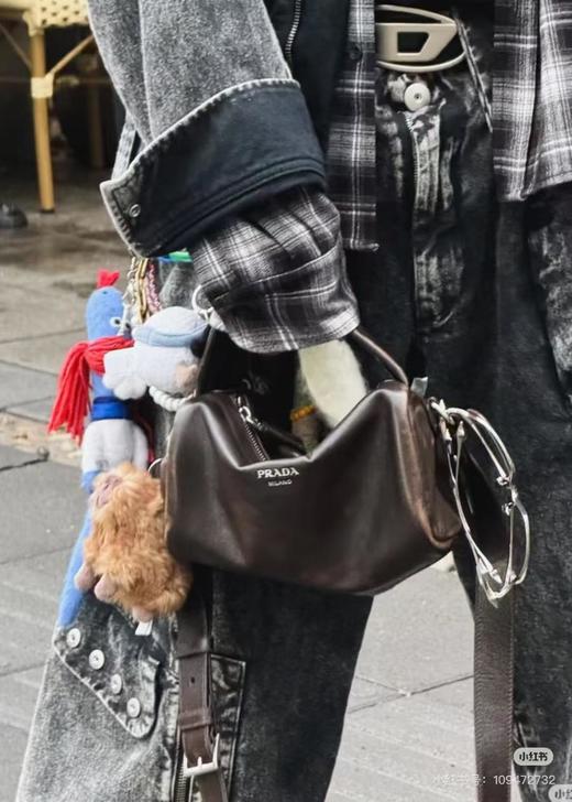 普拉达25秀款旧油蜡皮饭盒包（MM） 商品图7