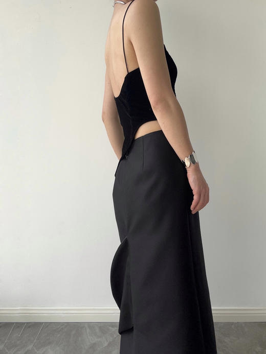 TU｜09-C01SS22-TP03-P03-BK00 黑色丝绒吊带上衣 商品图1