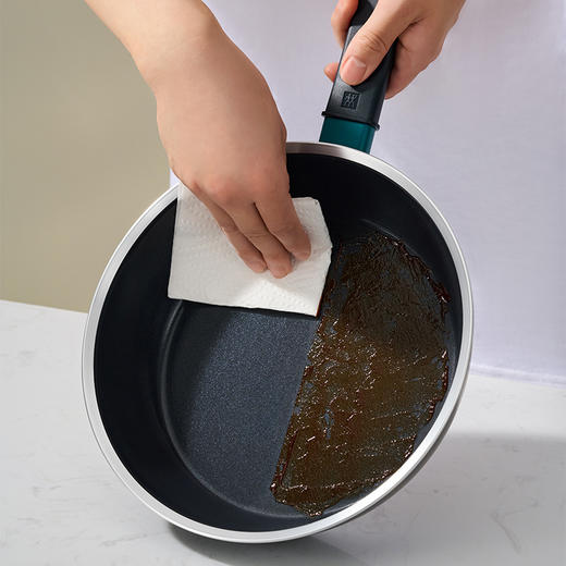 1033157  Zwilling NOW Plus Ceremic 28cm 陶瓷不粘深煎锅附小号硅胶铲 商品图4